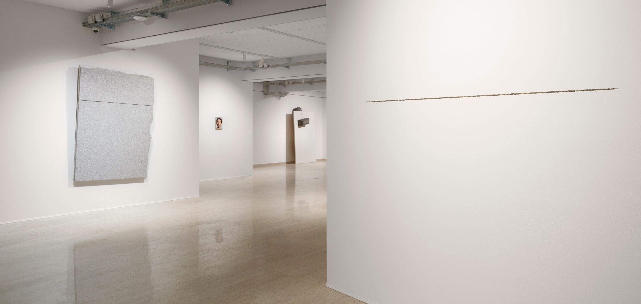 Allestimento della mostra di Giovanni Anselmo presso Repetto Gallery Lugano, con opere dell’artista nello spazio espositivo