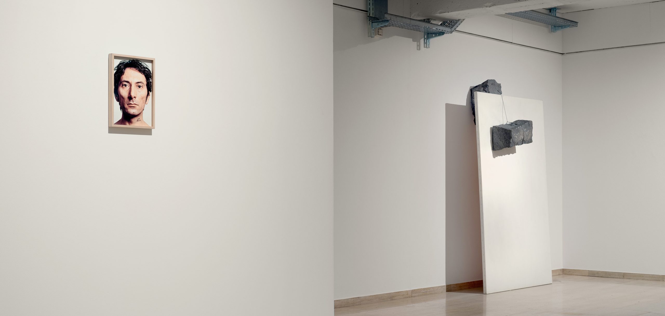 Allestimento della mostra di Giovanni Anselmo presso Repetto Gallery Lugano, con opere dell’artista nello spazio espositivo