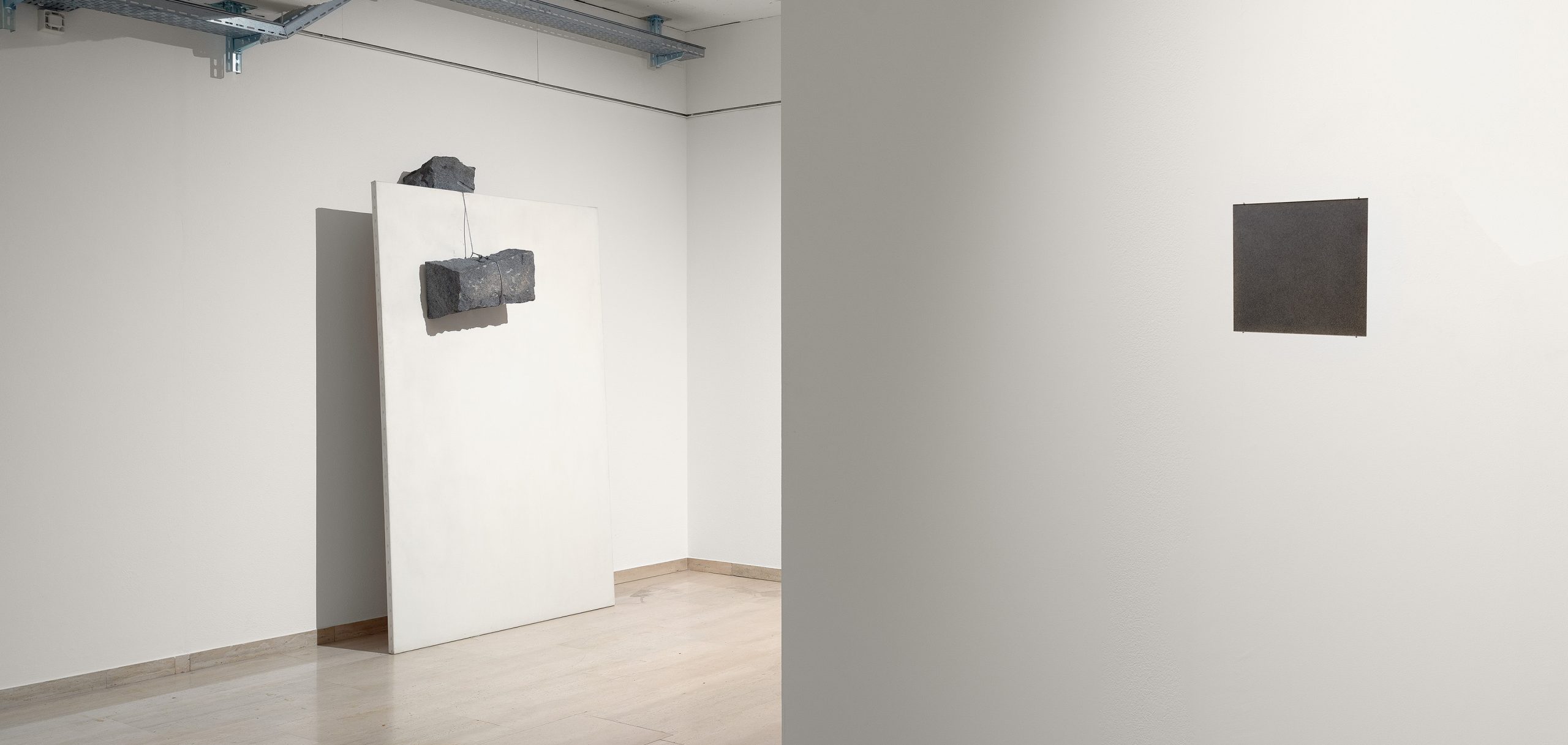 Allestimento della mostra di Giovanni Anselmo presso Repetto Gallery Lugano, con opere dell’artista nello spazio espositivo