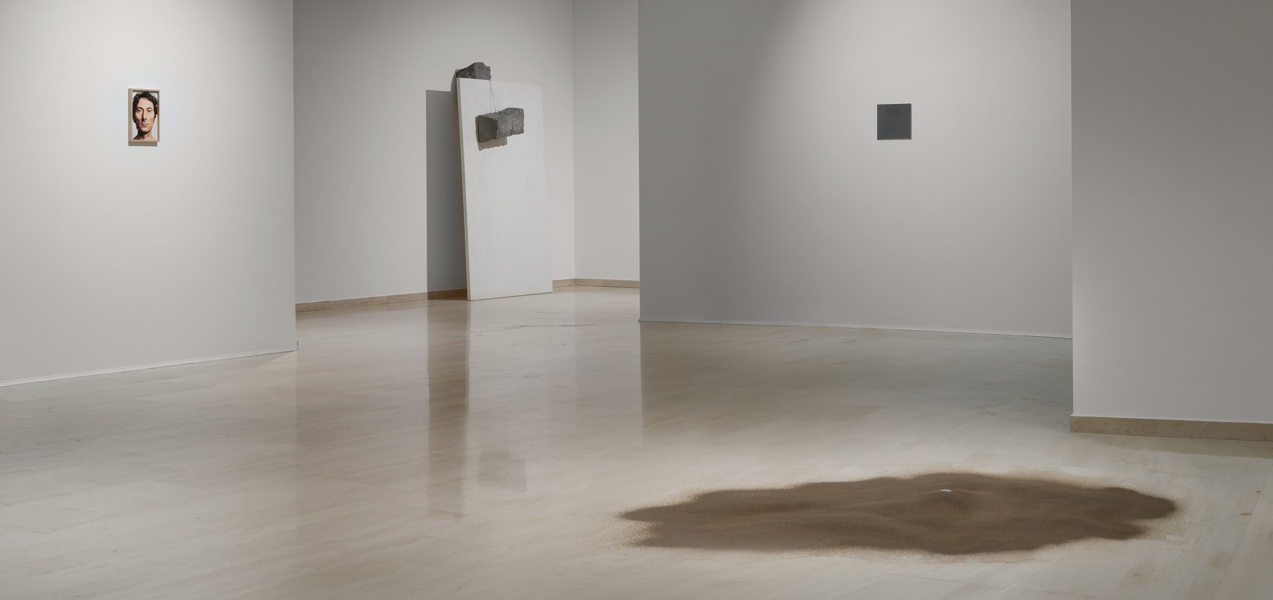 Allestimento della mostra di Giovanni Anselmo presso Repetto Gallery Lugano, con opere dell’artista nello spazio espositivo